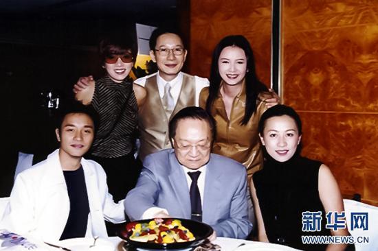 张国荣生前与众星珍贵亲密合影曝光。图片来源:新华网 article_img
