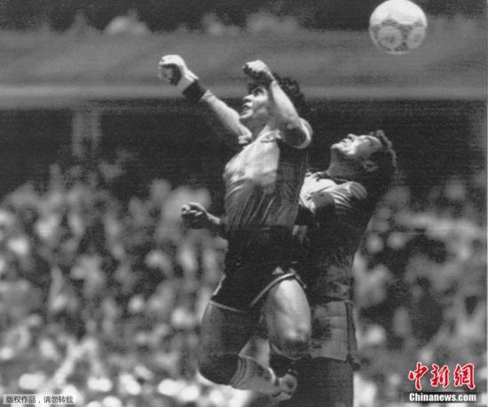 资料图:1986年6月22日,墨西哥世界杯四分之一决赛阿根廷对阵英格兰的比赛中,马拉多纳用手将球打入英格兰球队大门。 article_img