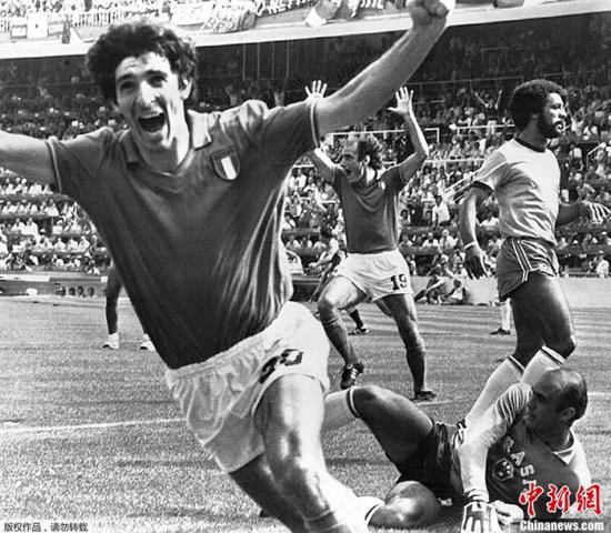 资料图:图为1982年西班牙世界杯,意大利球员保罗·罗西在意大利对阵巴西的比赛中打入第二粒进球后庆祝。 article_img