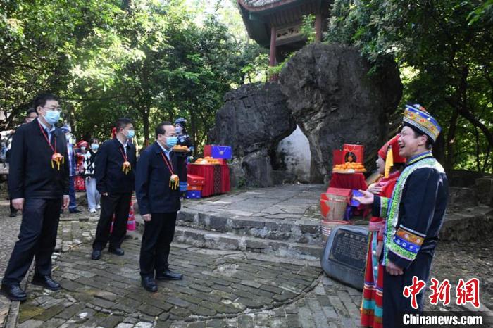 图为农生文与武鸣壮族山歌传承人交流 林浩 摄 article_img