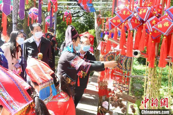 图为壮族服饰、香包、刺绣等产品展示现场 林浩 摄 article_img