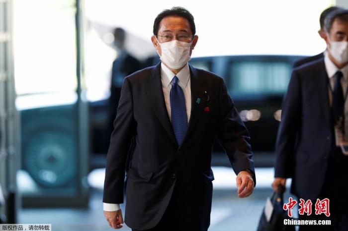 当地时间10月4日,日本自民党总裁岸田文雄经过众院全体会议的首相指名选举成为第100任首相。图为岸田文雄抵达首相官邸。 article_img