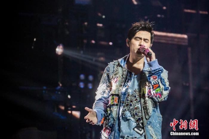 资料图为周杰伦在演唱会上表演。<a target='_blank' href='/'>中新社</a>发 陈路 摄 article_img