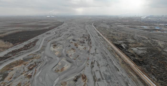 2022年3月28日,玛纳斯河国家湿地公园内干涸的河道。中央第五生态环境保护督察组供图 article_img