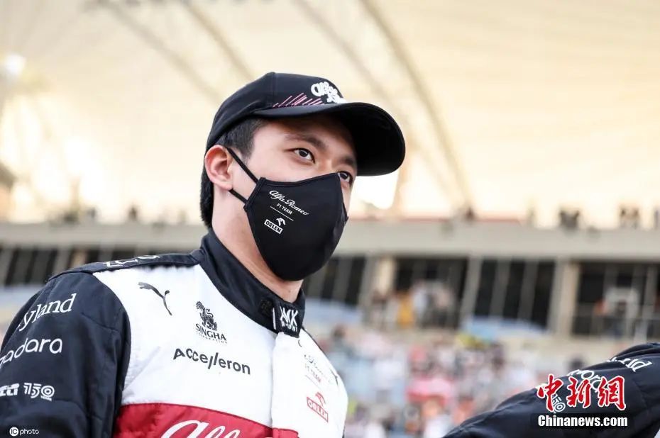 当地时间3月20日,巴林萨基尔,2022年F1巴林大奖赛正赛,F1首位参加正赛的中国车手周冠宇代表阿尔法·罗密欧车队出战,最终位列第10,在个人F1生涯首战便拿到1个积分。图片来源:ICphoto article_img