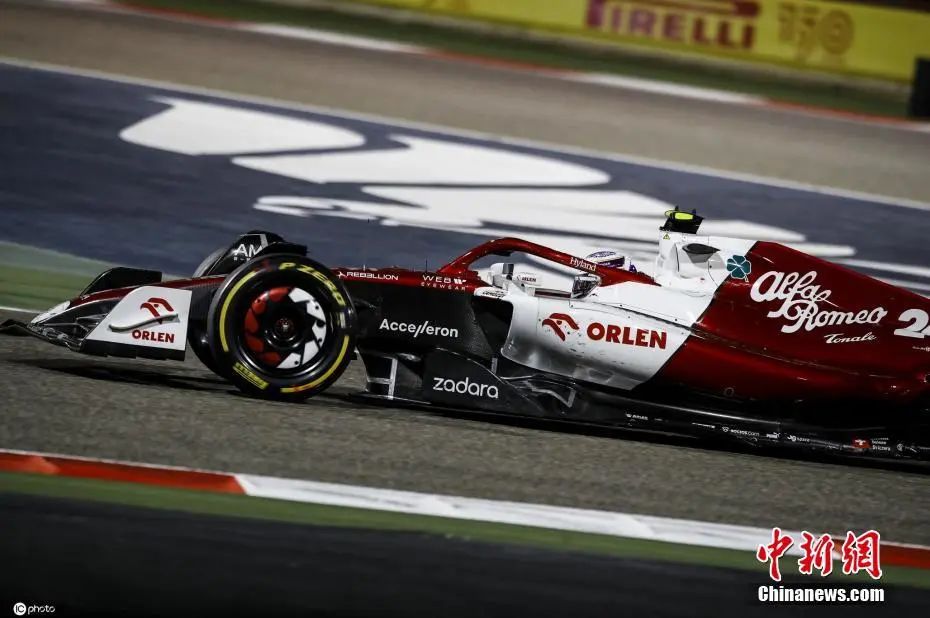 当地时间3月20日,巴林萨基尔,2022年F1巴林大奖赛正赛,F1首位参加正赛的中国车手周冠宇最终位列第10,在个人F1生涯首战便拿到1个积分。图片来源:ICphoto article_img
