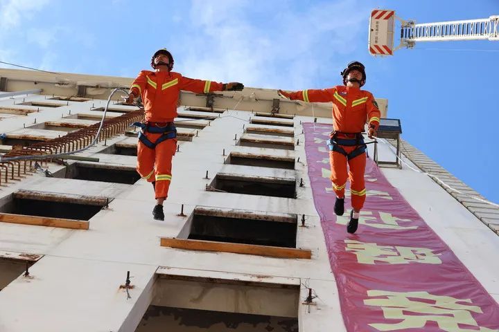 2021年11月9日,福建厦门海沧消防培训基地,消防员进行消防技能展示 曾德猛摄 / 本刊 article_img