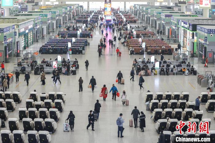 资料图:旅客在候车大厅内有序候车。刘力鑫 摄 article_img
