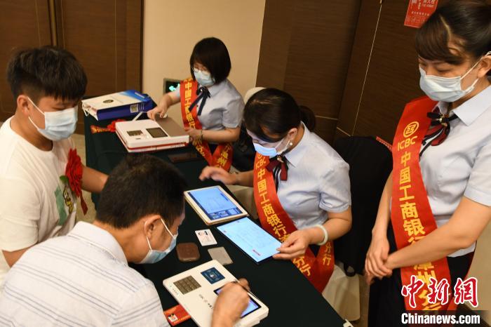 银行工作人员现场为2名退役军人激活了优待证功能。漳州市退役军人事务局供图 article_img
