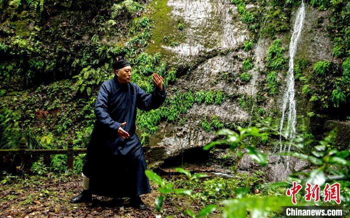 唐诚青在青城山打太极。刘忠俊 摄 唐诚青在青城山打太极。刘忠俊 摄