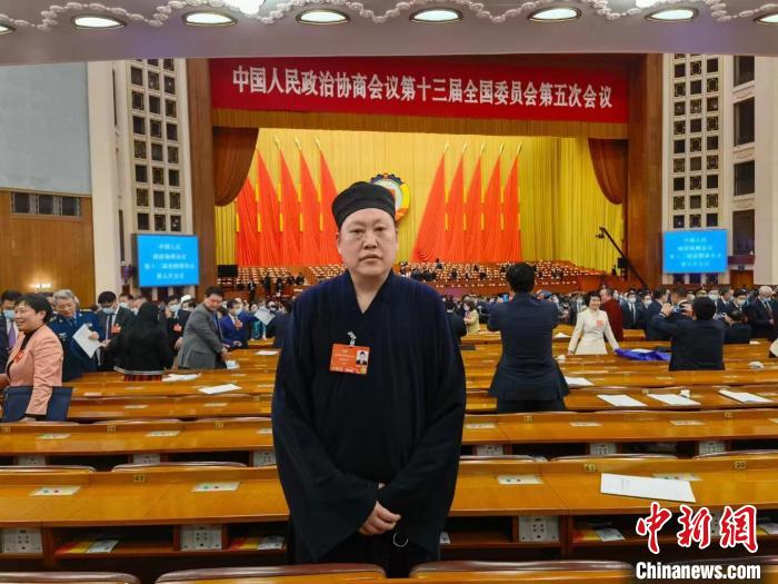 唐诚青在全国两会现场。受访者供图 唐诚青在全国两会现场。受访者供图