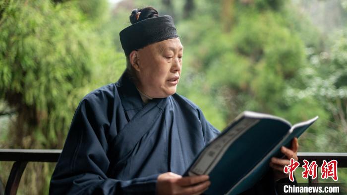 唐诚青在青城山诵读道教经典。刘忠俊 摄 唐诚青在青城山诵读道教经典。刘忠俊 摄