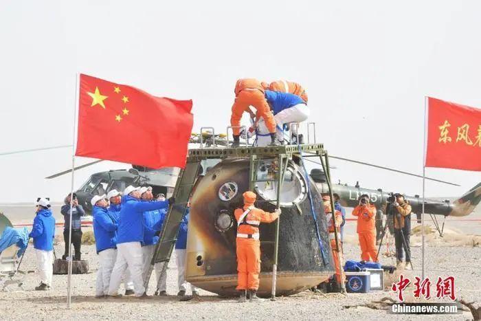 2022年4月16日,神舟十三号载人飞船返回舱在东风着陆场预定区域成功着陆。<a target='_blank' href='/'>中新社</a>发 张杰 摄 article_img