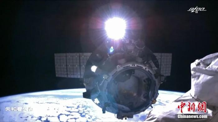 2022年3月27日,天舟二号货运飞船完成空间站组合体阶段全部既定任务,撤离空间站核心舱组合体。图片来源:视觉中国 article_img