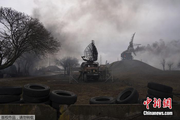 2022年2月24日，乌克兰马里乌波尔的一个防空基地受到袭击后冒出浓烟。
