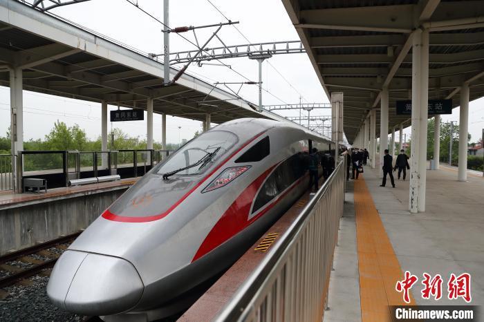高铁动车组。武汉铁路局供图 article_img