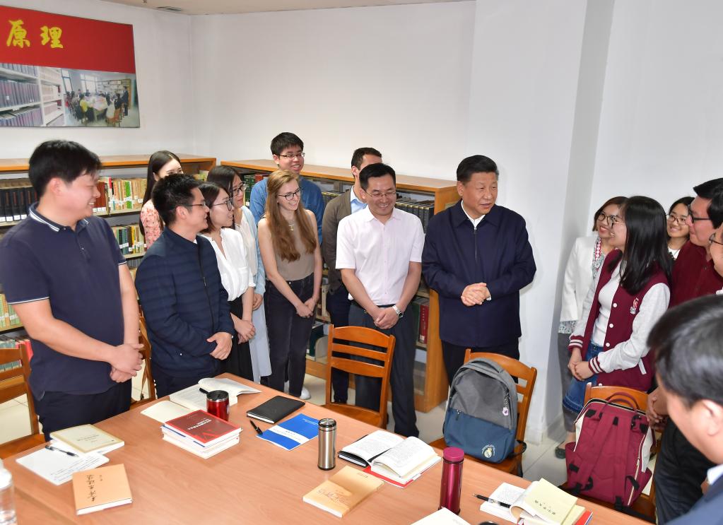 2018年5月2日,中共中央总书记、国家主席、中央军委主席习近平来到北京大学考察。这是习近平在北京大学马克思主义学院,与正在就“解读新时代”进行座谈交流的中外学生亲切交谈。 新华社记者 李涛 摄 article_img