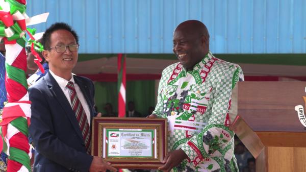 5月2日，布隆迪总统恩达伊施米耶向中国援布农业专家组组长杨华德颁发荣誉证书。