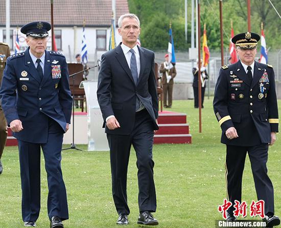 沃尔特斯(左一)、北约秘书长斯托尔滕贝格(中)在2019年5月的北约欧洲盟军最高司令交接仪式上亮相。北约供图