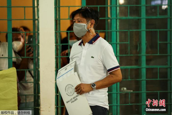 当地时间5月9日,小马科斯在菲律宾北部一个投票站投票。 article_img