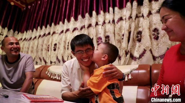 代东援看望结亲户阿依仙木?巴拉特一家。赵兴宽 摄 article_img