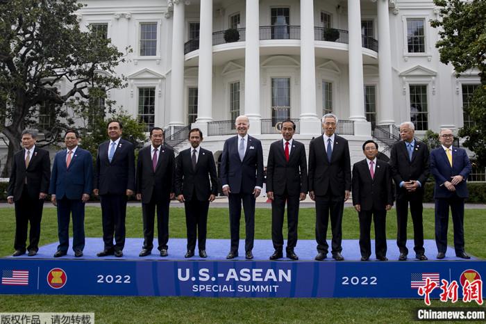 2022年5月12日，参加东盟特别峰会的领导人在美国白宫前合影留念。