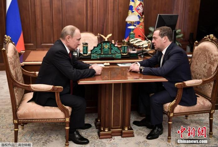 资料图：普京与梅德韦杰夫相对而坐。