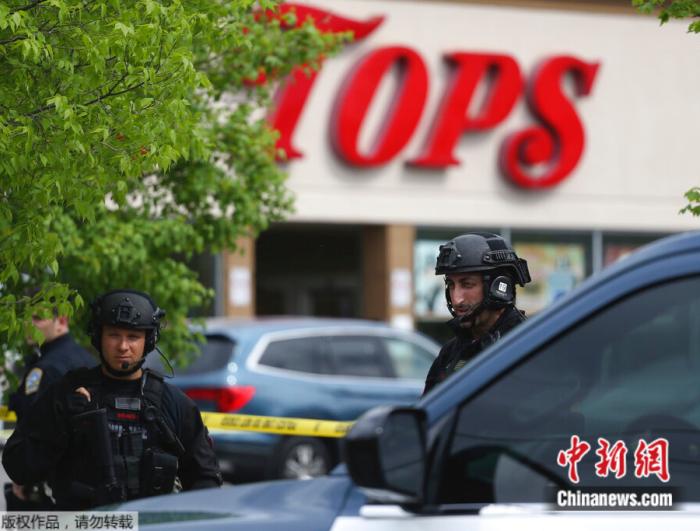 当地时间5月14日，美国纽约州布法罗市的一家超市发生枪击事件后，警方在周边巡逻。
