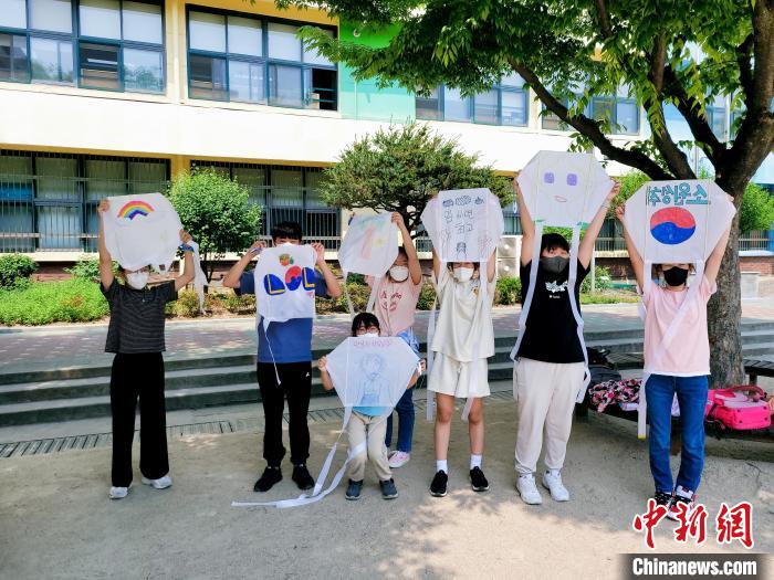 学生展示风筝作品。首尔中国文化中心供图