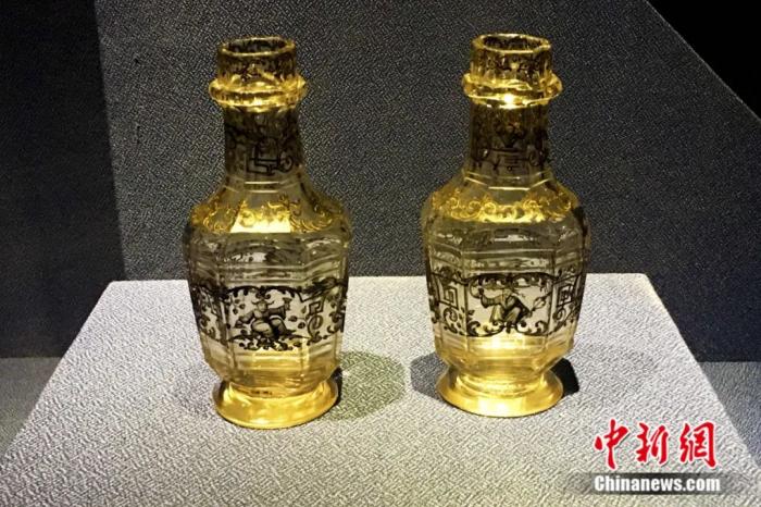 欧洲18世纪的具有中国风的玻璃调瓶。<a target='_blank' href='/'>中新社</a>记者 张强 摄
