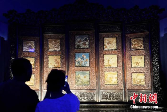 北京故宫博物院“紫禁城与‘海上丝绸之路’”文物展上展出的一座玻璃画围屏。<a target='_blank' href='/'>中新社</a>发 陈晓东 摄
