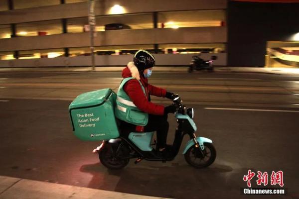 图为多伦多一位送餐员为中餐馆送外卖。<a target='_blank' href='/'>中新社</a>记者 余瑞冬 摄 article_img