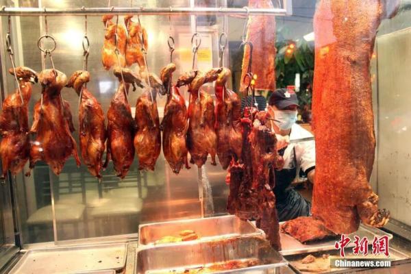 图为多伦多唐人街,一家中餐馆的厨师正在切烧味。 余瑞冬 摄 article_img