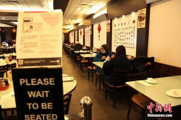 加拿大多伦多中区唐人街一家中餐馆内,顾客正在就餐。 余瑞冬 摄 article_img