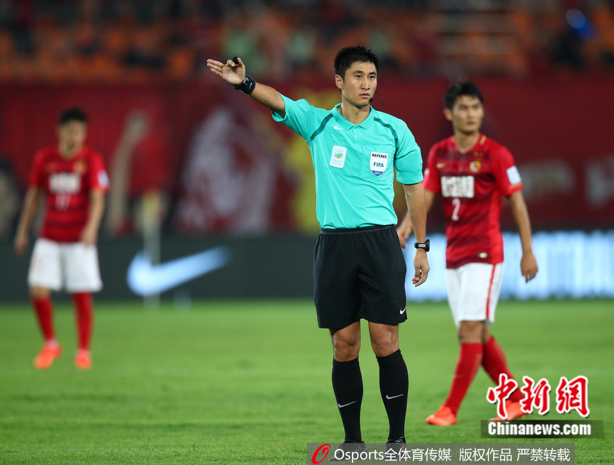 马宁执裁中超联赛。图片来源:Osports全体育图片社 article_img