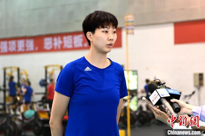 中国女排队长袁心玥接受媒体采访。张金川 摄