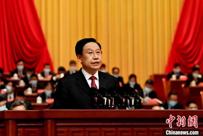 王晓晖代表中共四川省第十一届委员会向大会作报告。安源 摄 article_img