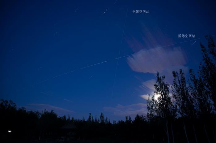 ↑国际空间站、中国空间站相继过境北京(拍摄者：饶小树 10岁 小学四年级)