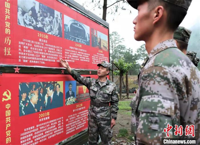 图为官兵介绍中国共产党党史。郝伟龙 摄