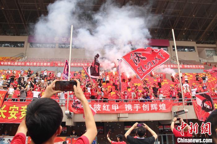 图为陕西球迷到场为球队加油。张一辰 摄 article_img