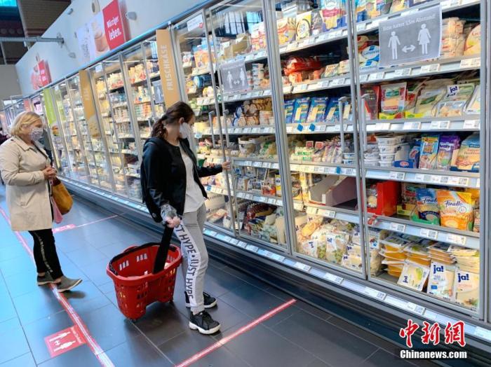资料图:德国柏林市中心的REWE超市内的顾客正在挑选商品。 <a target='_blank' href='/'>中新社</a>记者 彭大伟 摄 article_img