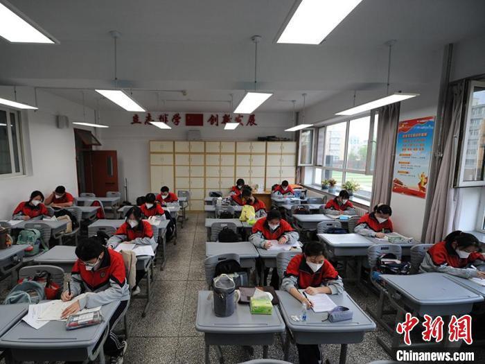 资料图:长春市第二中学的高三学生在复习功课。刘栋 摄 article_img