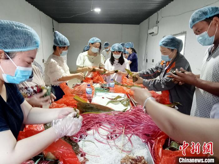 图为包粽子过程。周渊 供图 article_img