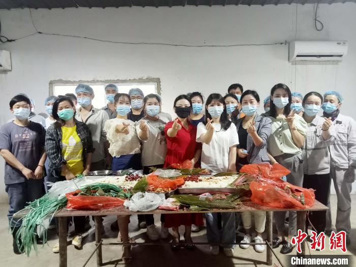 图为员工们踊跃参与。周渊 供图 article_img