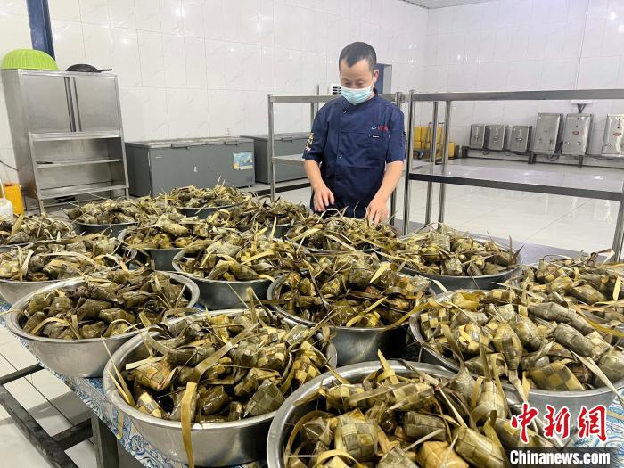 图为包好的粽子准备分发给员工。周渊 供图 article_img