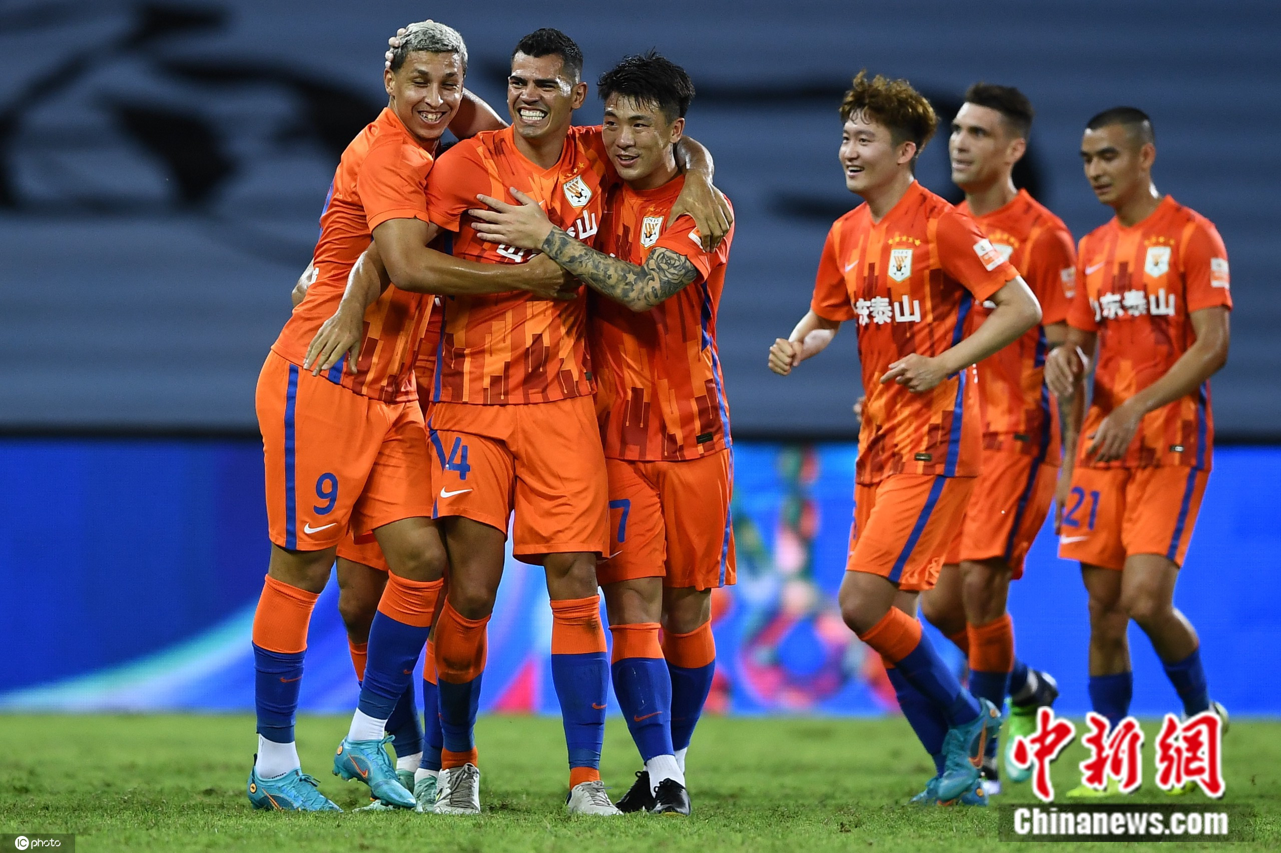 山东泰山队庆祝进球。图片来源:IC photo article_img
