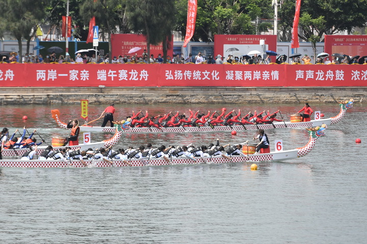 6月3日,“龙腾虎跃”2022海峡两岸龙舟赛获得女子组总冠军的集美街道龙舟女队在比赛中领先(3号)。新华社记者林善传摄 article_img