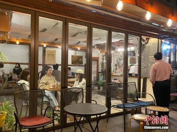 图为韩国民众当晚在首尔麻浦区一咖啡厅聚会。<a target='_blank' href='/'>中新社</a>记者 刘旭 摄 