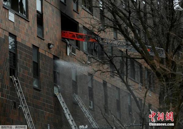资料图：美国纽约市布朗克斯区一栋高层住宅楼发生火灾。