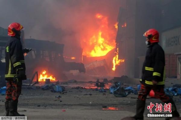 资料图：孟加拉国南部地区一集装箱仓库起火爆炸。